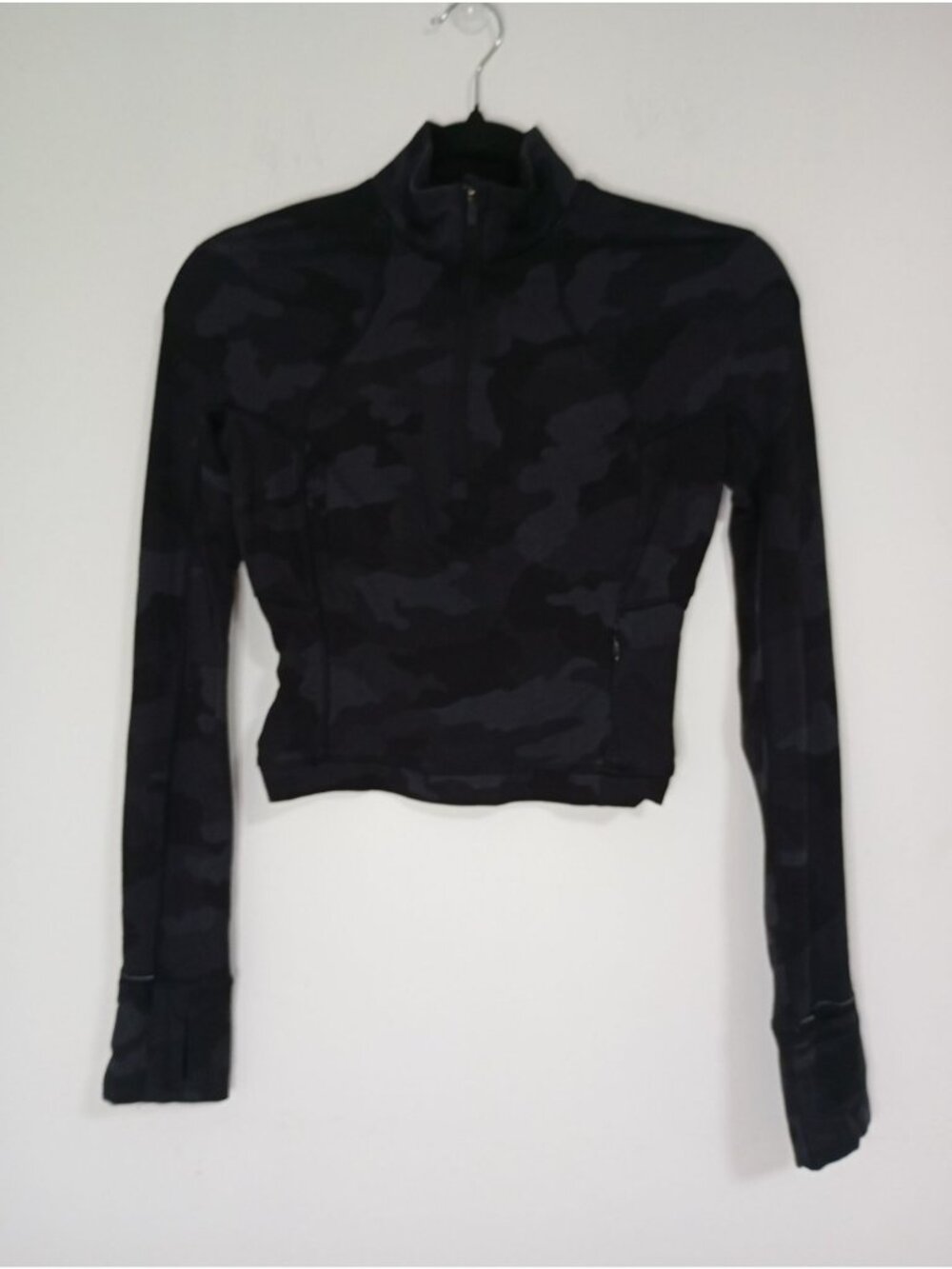 Lululemon Black Camo Half-Zip Crop Jacket Thumbholes Size 2 Nylon & Lycra Blend